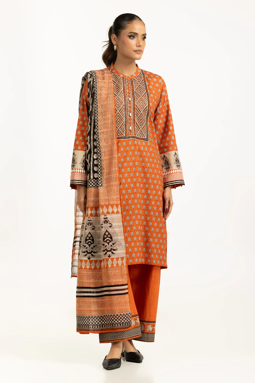 3PC Khaddar Printed Suit With Embroidered - Image 3