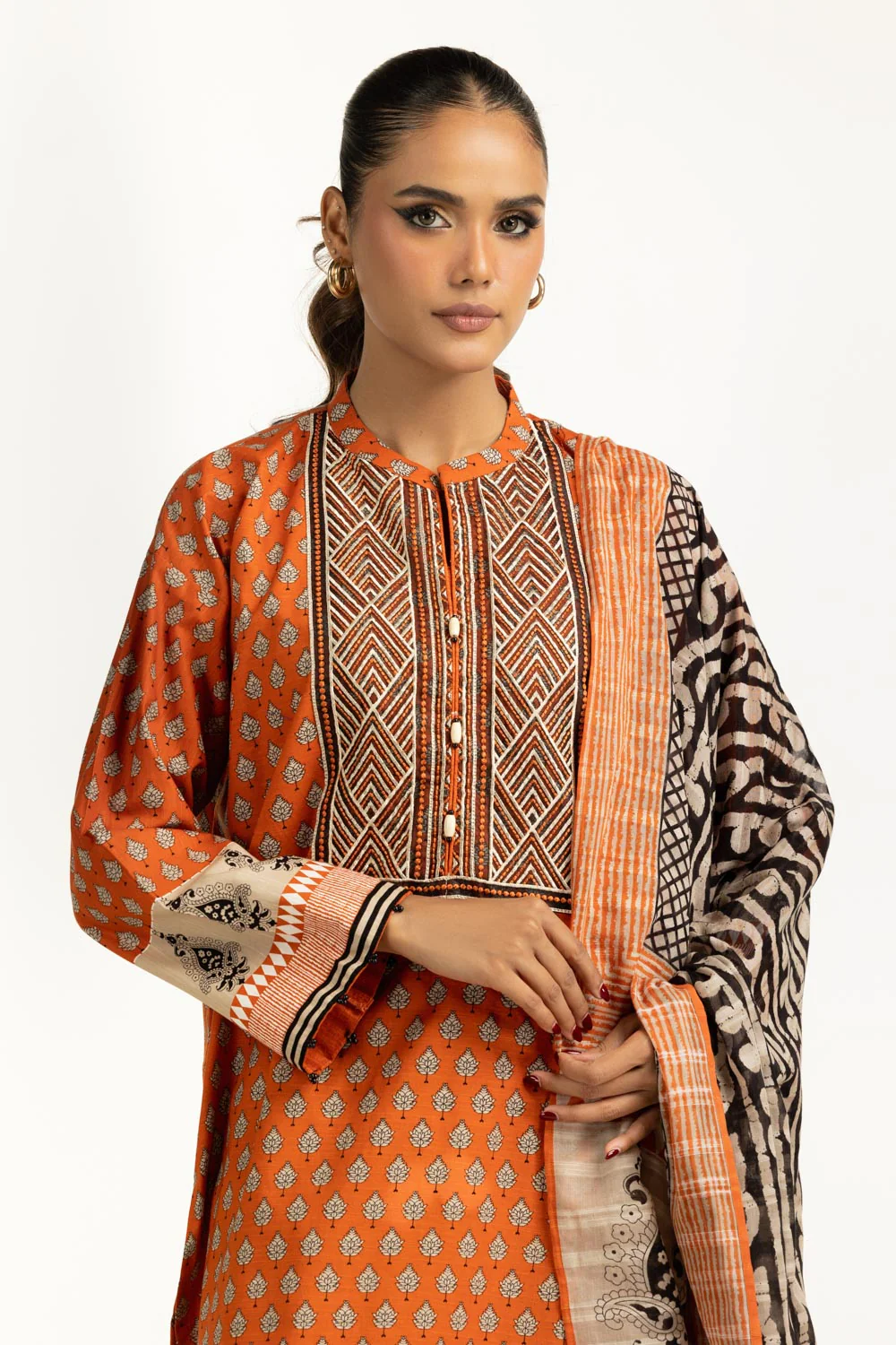 3PC Khaddar Printed Suit With Embroidered - Image 4