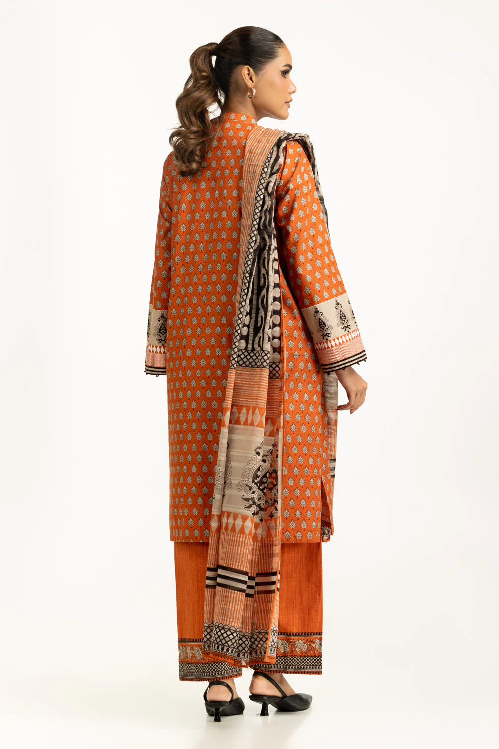 3PC Khaddar Printed Suit With Embroidered - Image 5