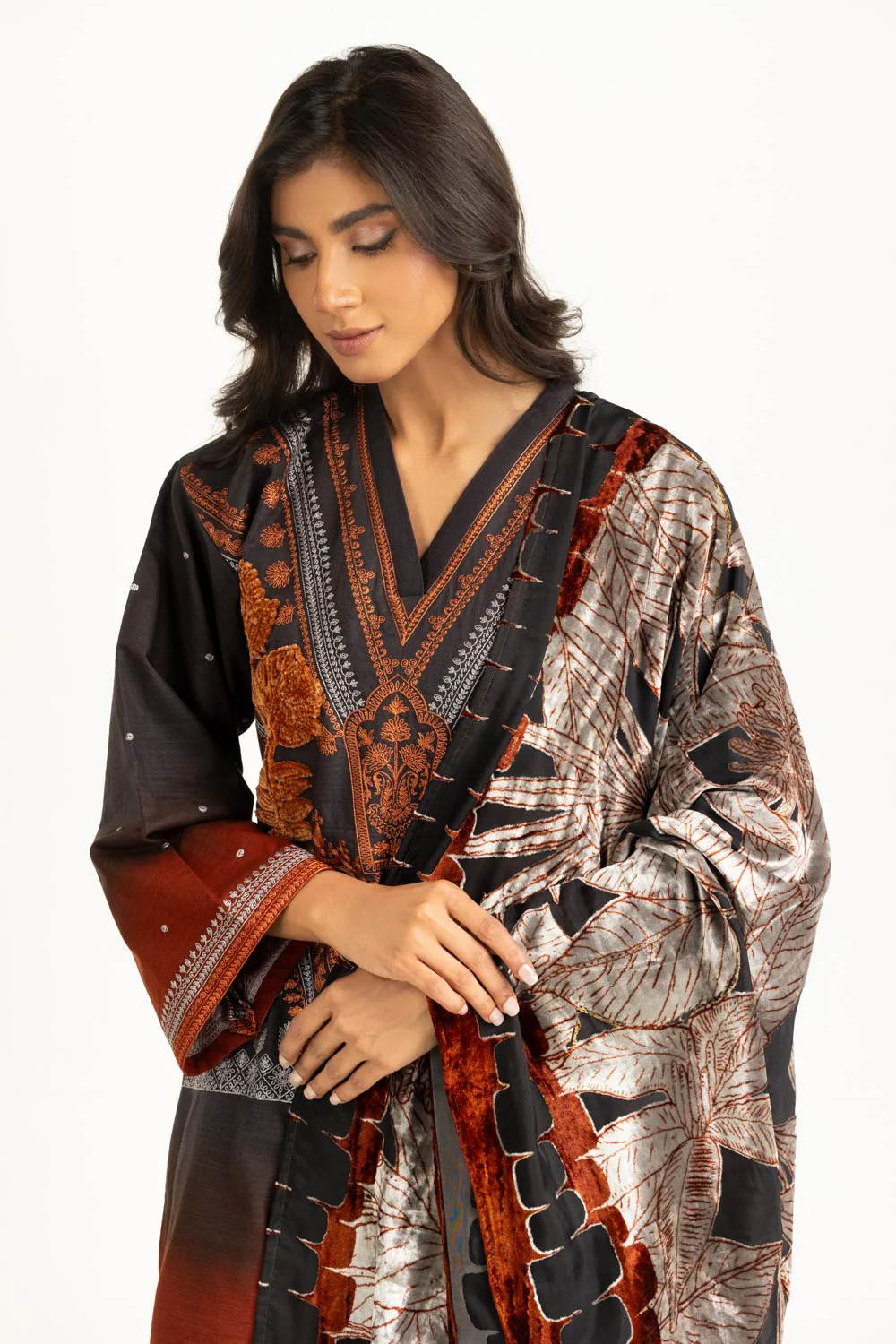 3PC Khaddar Printed Suit with Embroidered - Image 4