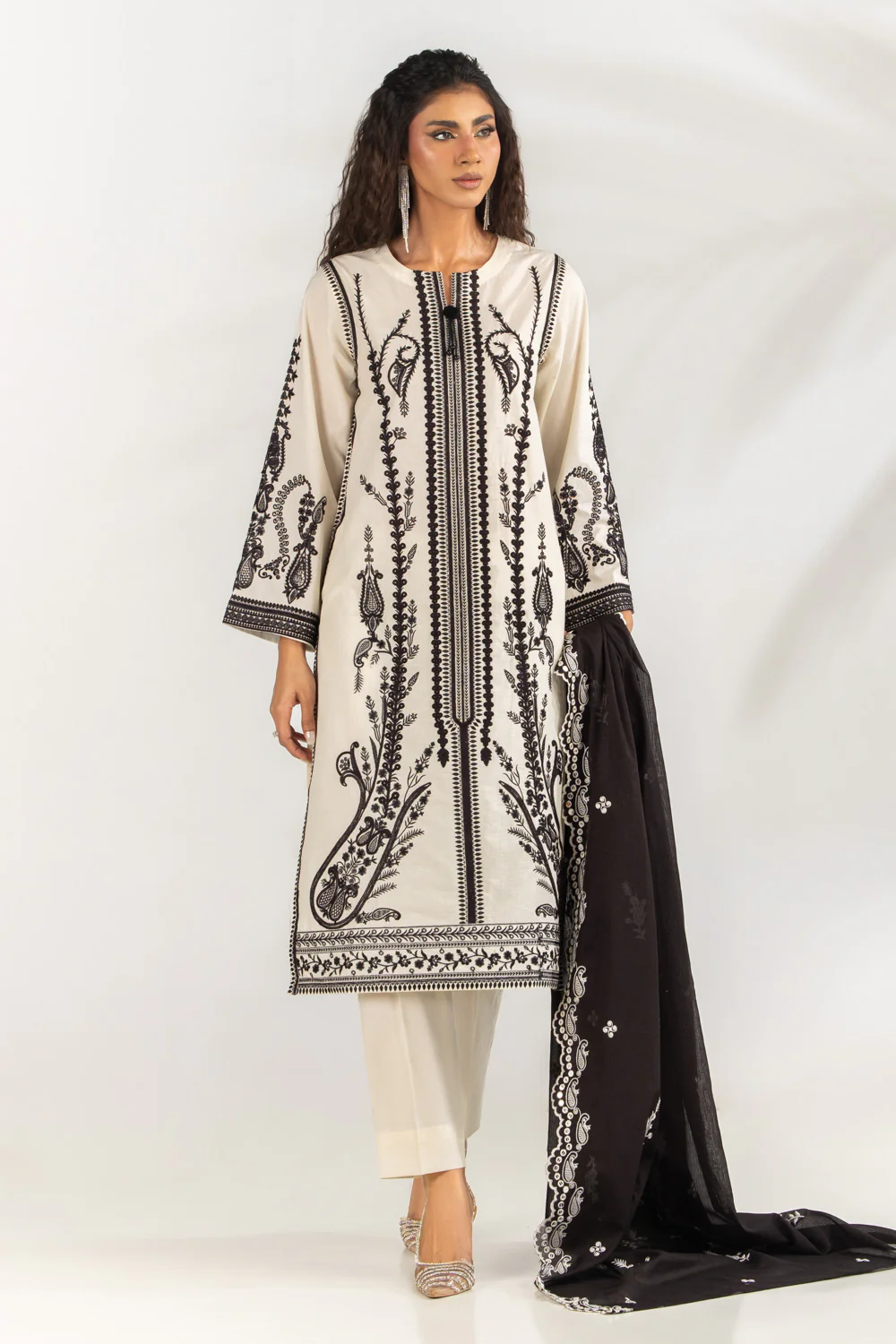 3PC Lawn Embroidered Suit - Image 3