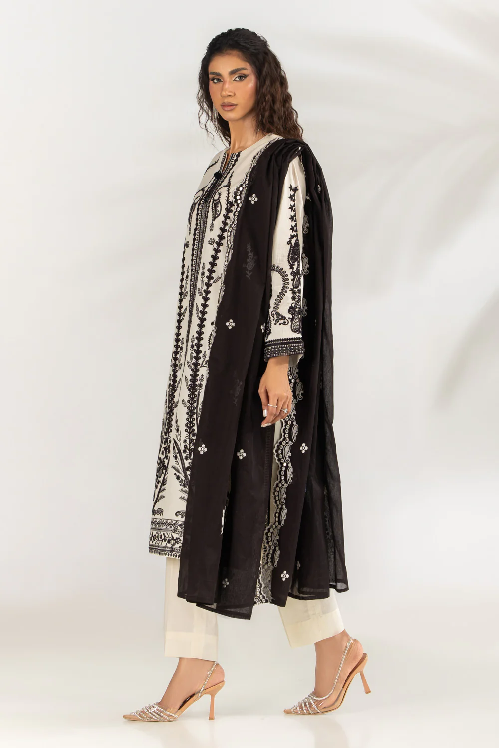 3PC Lawn Embroidered Suit - Image 4