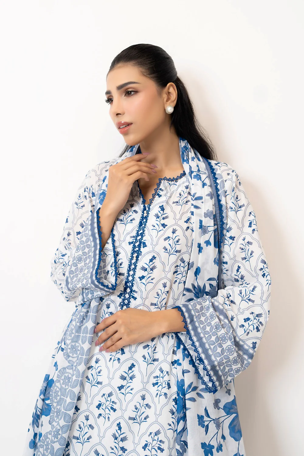 3PC Lawn Printed Suit - Image 4