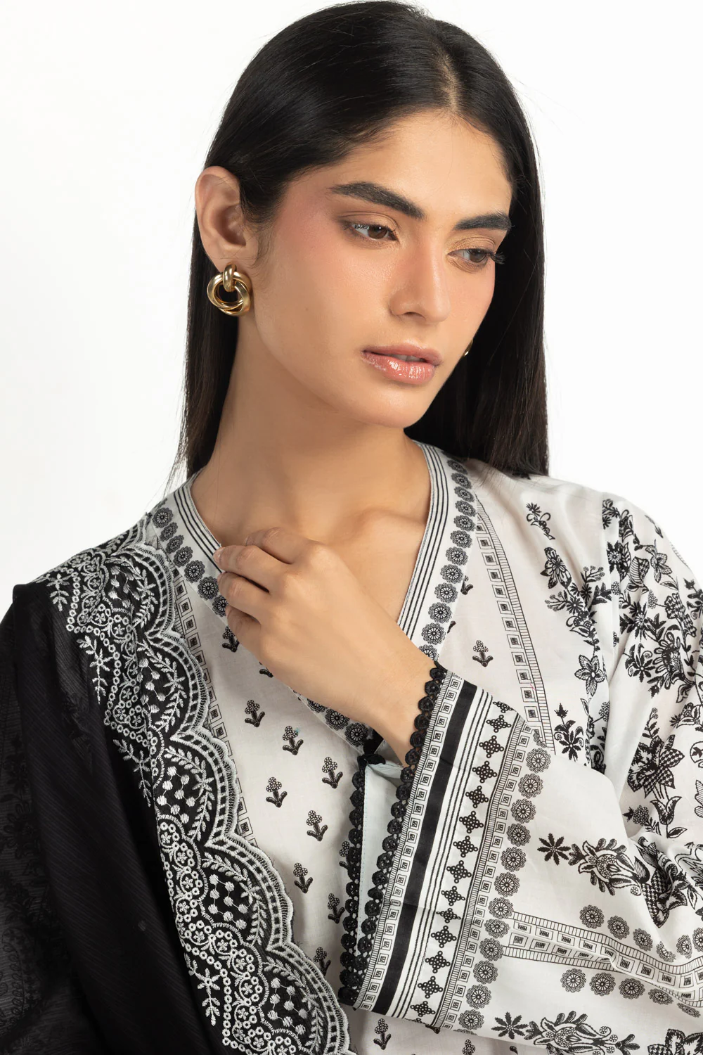 3PC Lawn Printed Suit With Embroidered - Image 4