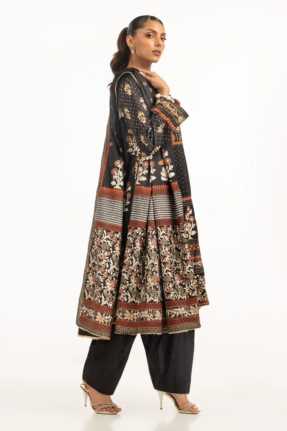 3PC raw-silk Lacquer Printed Hand Embellished Suit - Image 4