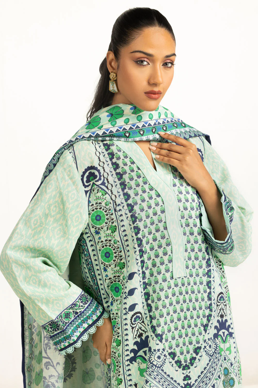 3PC Viscose Khaddar Printed Suit - Image 5