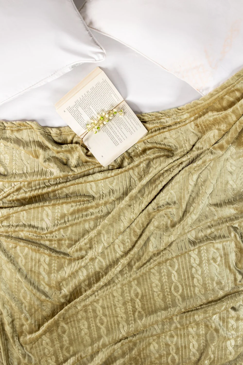 AW24-Oyester Embossed Single Ply Fleece Throw - Image 4
