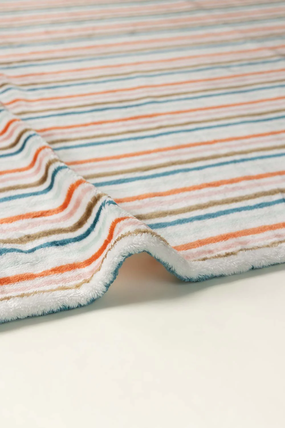 AW24-Whisper Single Ply Fleece Throw - Image 3