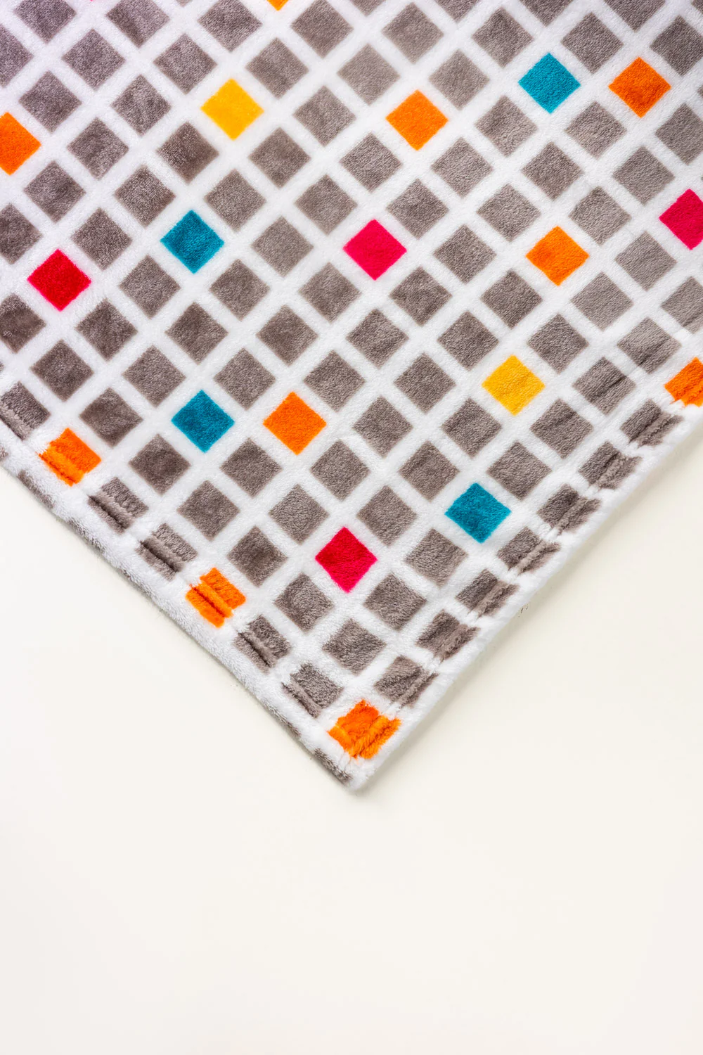 AW25-Cube Single Ply Fleece Throw - Image 2