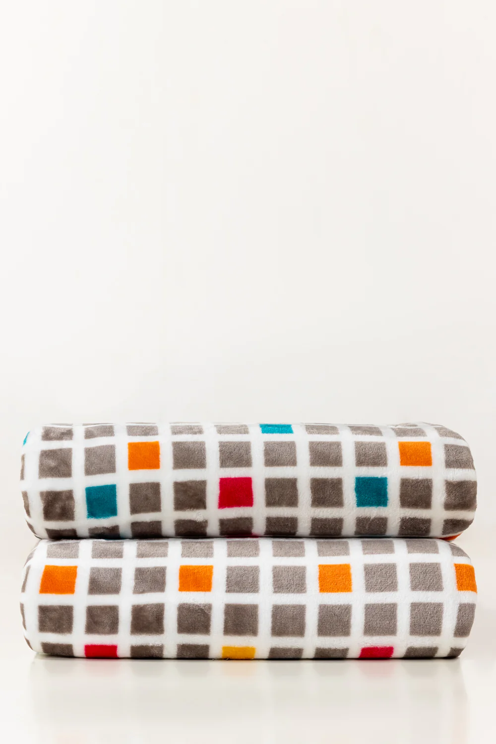 AW25-Cube Single Ply Fleece Throw - Image 3
