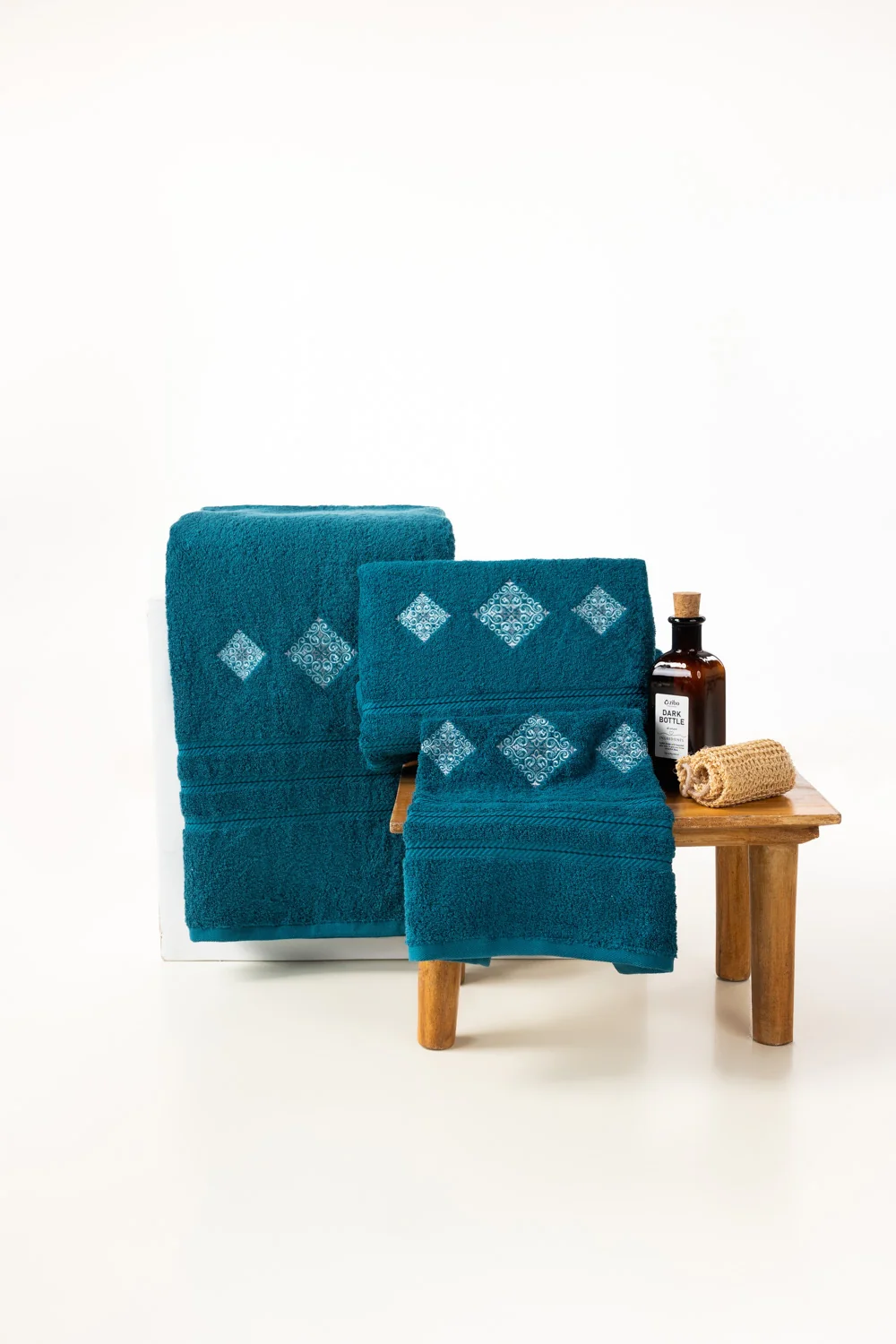 Enamel Combed Embroidered towel - Image 3