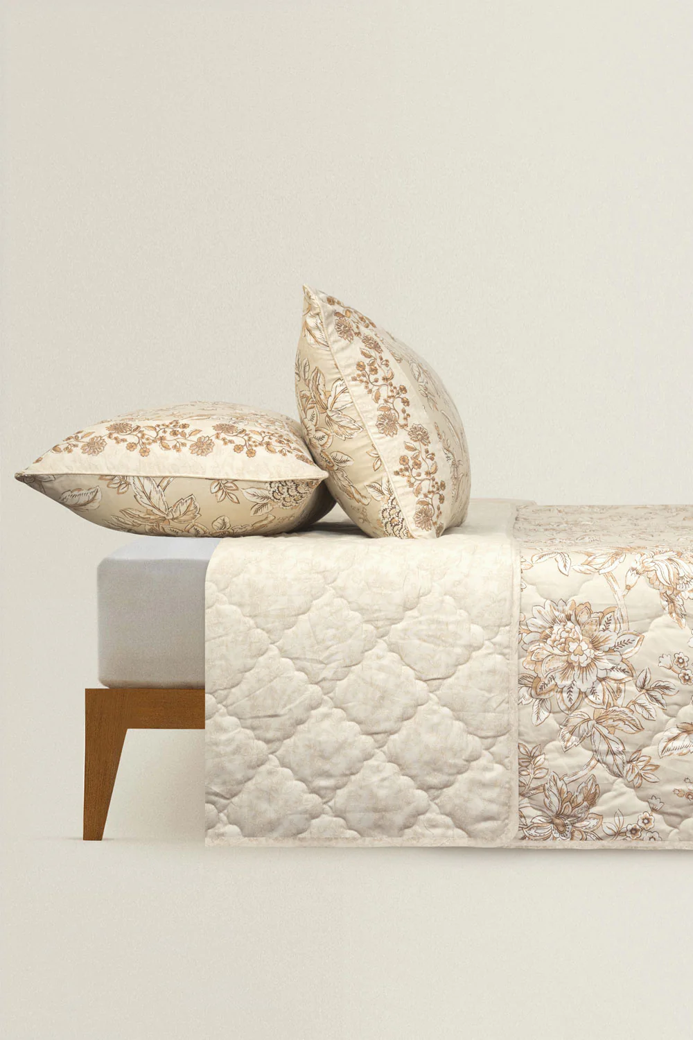 Gardenia Bloom T-200 Bed Throw - Image 2