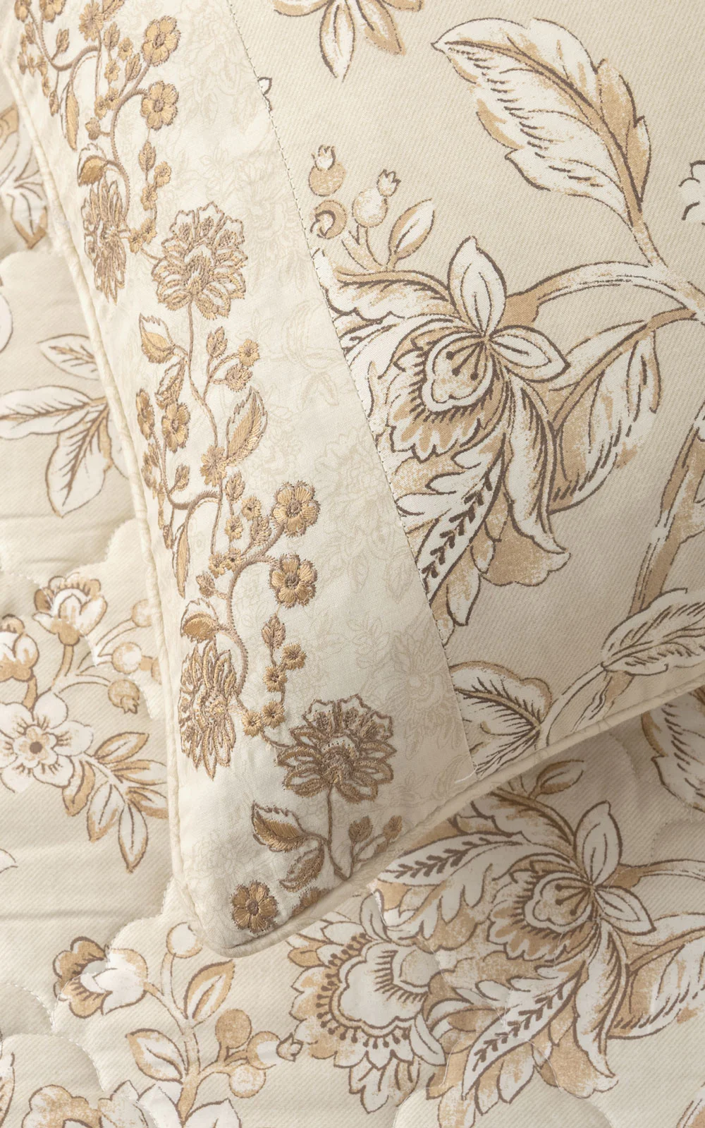 Gardenia Bloom T-200 Bed Throw - Image 3