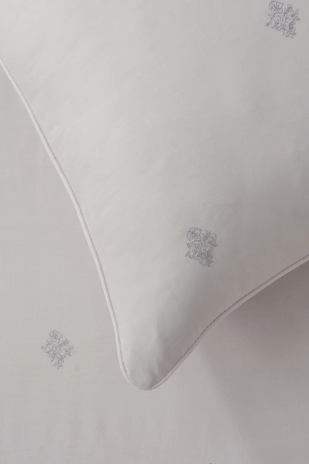 Gray Lilac T-150 Embroidered Bed Sheet Set - Image 5