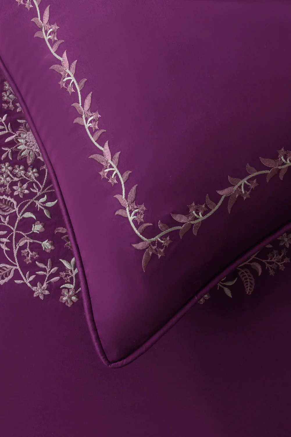 Jewel T-400 Embroidered Quilt Cover Set - Image 3