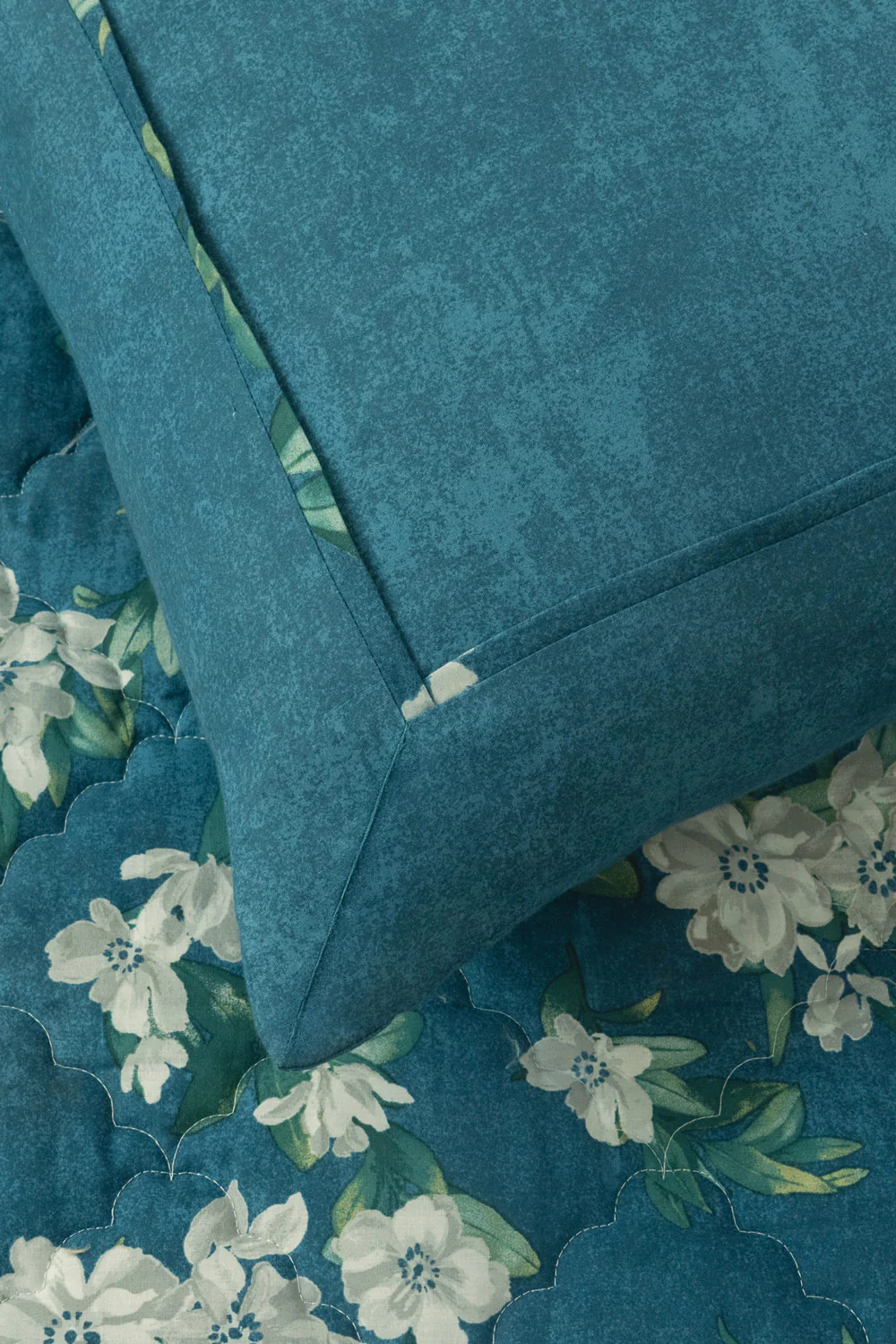 Morning Bloom T-150 Bed Throw - Image 3