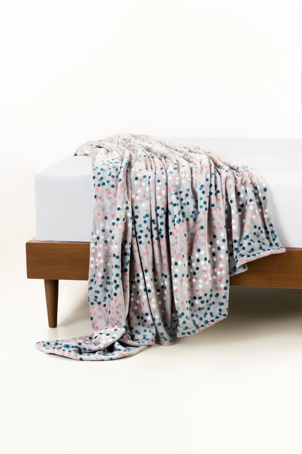 SS26-Multi Dots Single Ply Fleece Throw - Image 5