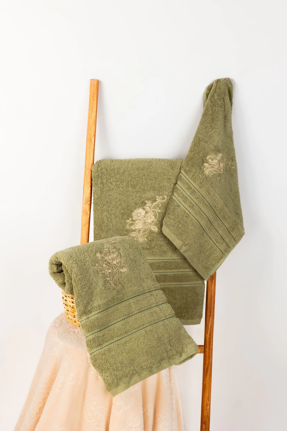 Tendril Combed Embroidered towel - Image 3