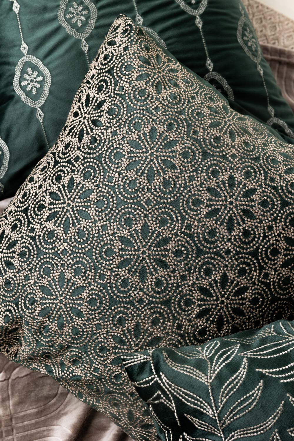 VEC -26-17 Velvet Embroidered Cushion Cover - Image 4