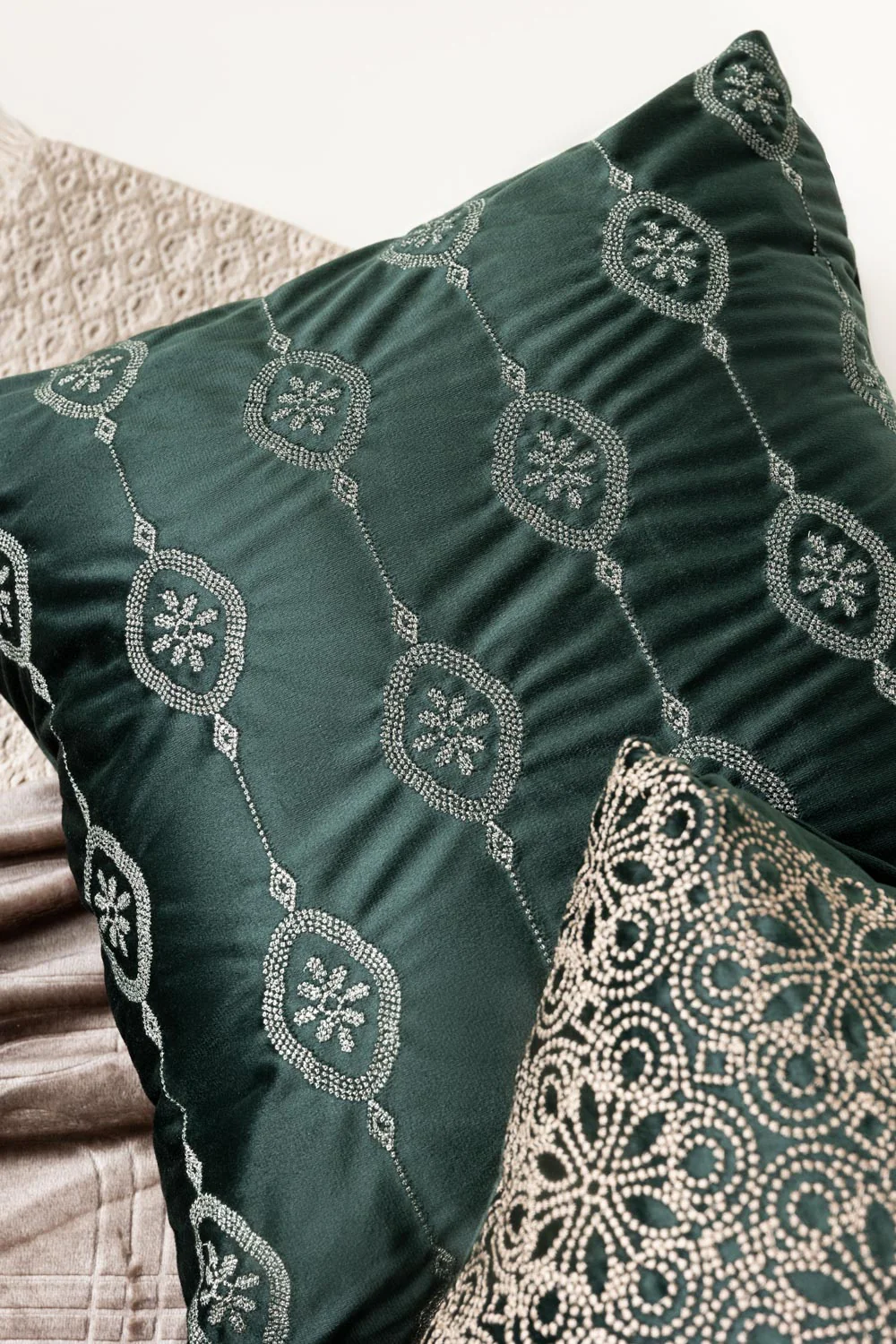 VEC -26-19 Velvet Embroidered Cushion Cover - Image 4