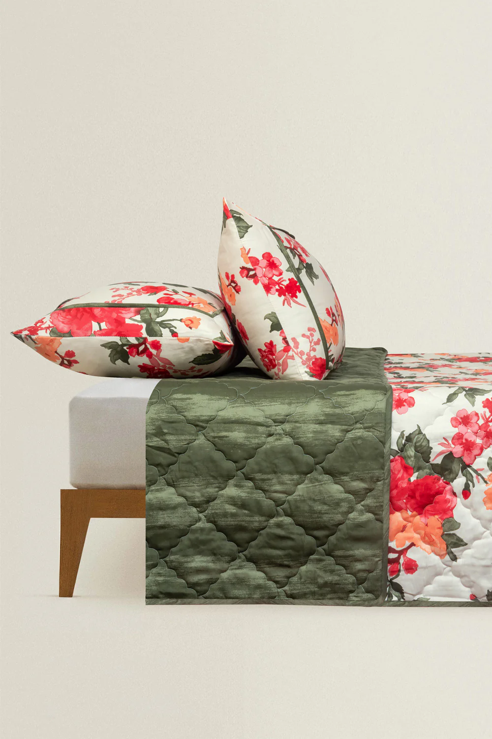 Water Blossom T-200 Bed Throw - Image 2